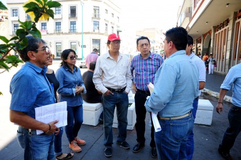 Este viernes, personal de la Dirección de Obras Públicas, la Comisión Municipal de Agua y Saneamiento (CMAS), el área de Proyectos Especiales, Telmex, Megacable y la empresa constructora, realizaron un recorrido por la calle de Enríquez para ultimar detalles en el proyecto de la obra de rehabilitación integral de esta vialidad, que iniciará el próximo lunes 26 de junio.
