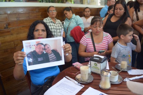 Habitantes del predio El Mango en la ciudad de Xalapa, denunciaron acoso y agresiones por parte de seudo líderes, quienes los han violentado, por lo que han tenido que hacer guardias comunitarias para evitar más confrontaciones .Piden la intervención de las autoridades para evitar una tragedia.