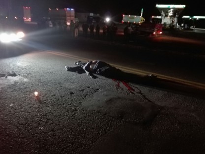 Un policía perdió la vida y otro resultó seriamente lesionado tras ser arrollados por un automóvil cuando se encontraban en la carretera a la altura de Rancho Trejo, autoridades tomaron conocimiento de los hechos.