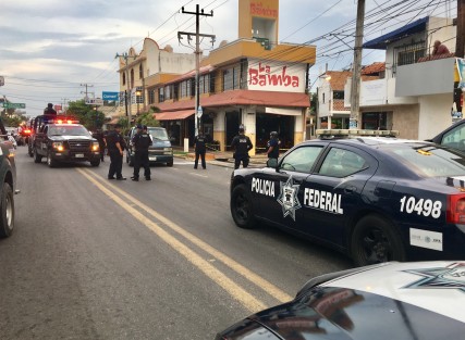 Dos elementos de la Policía Federal fueron baleados esta tarde de sábado mientras comían en el interior de un restaurante denominado La Bamba, ubicado en la zona centro de Cardel, Veracruz. Uno de ellos, el Coordinador Estatal de la Policía Federal en Veracruz, Camilo José Castagne, falleció en el lugar mientras que otro resultó herido. 