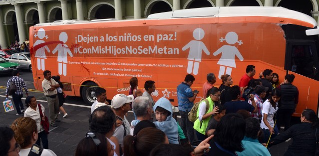  El <em>autobús de la Libertad</em> llegó a Xalapa, donde el Consejo Mexicano para la familia se dijo en desacuerdo con algunas medidas que se toman para mostrar la sexualidad a los niños de primaria, ya que comentan, a esa edad los niños aun no están preparados para esta información.  