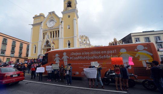 Durante la visita del del Autobús de la Libertad a Xalapa, un grupo de jovenes se manifestaron con pancartas con las que mostraban su desacuerdo con los mensajes que aparecen en dicho autobús. 