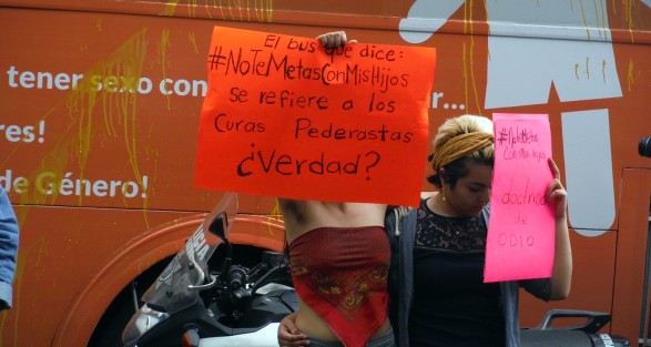 Durante la visita del del Autobús de la Libertad a Xalapa, un grupo de jovenes se manifestaron con pancartas con las que mostraban su desacuerdo con los mensajes que aparecen en dicho autobús. 