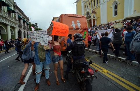 Durante la visita del del Autobús de la Libertad a Xalapa, un grupo de jovenes se manifestaron con pancartas con las que mostraban su desacuerdo con los mensajes que aparecen en dicho autobús. 