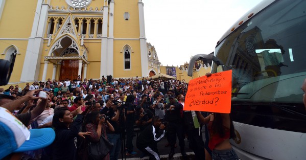 Durante la visita del del Autobús de la Libertad a Xalapa, un grupo de jovenes se manifestaron con pancartas con las que mostraban su desacuerdo con los mensajes que aparecen en dicho autobús. 