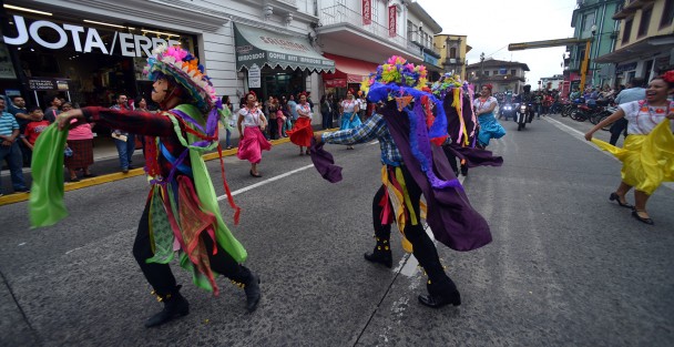 Desde dos semanas atrás se realizaron desfilitos por el centro de la capital, anunciando el evento que duró viernes, sábado y domingo, mismo que causó confusión entre algunas personas y comunicadores, quienes lo relacionaron con el Festival de las Flores, Xalapa llena de luz,organizado el año pasado por el Ayuntamiento de Xalapa.