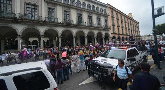 Con otro desfile más concluiría el llamado Desfile de las Flores, evento organizado por una autonombrada Junta de Mejoras, que al parecer es otro intento de carnaval realizado por un grupo de ciudadanos. 