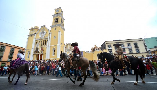 Con otro desfile más concluiría el llamado Desfile de las Flores, evento organizado por una autonombrada Junta de Mejoras, que al parecer es otro intento de carnaval realizado por un grupo de ciudadanos. 