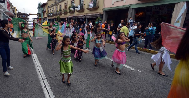 Con otro desfile más concluiría el llamado Desfile de las Flores, evento organizado por una autonombrada Junta de Mejoras, que al parecer es otro intento de carnaval realizado por un grupo de ciudadanos. 