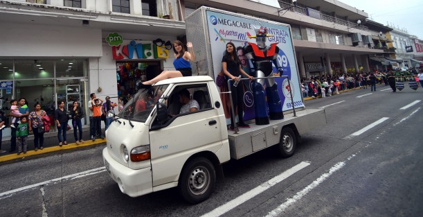 Con otro desfile más concluiría el llamado Desfile de las Flores, evento organizado por una autonombrada Junta de Mejoras, que al parecer es otro intento de carnaval realizado por un grupo de ciudadanos.  