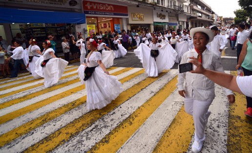 Con otro desfile más concluiría el llamado Desfile de las Flores, evento organizado por una autonombrada Junta de Mejoras, que al parecer es otro intento de carnaval realizado por un grupo de ciudadanos.  