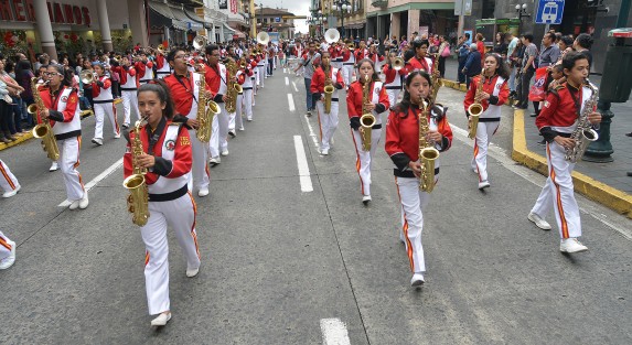 Con otro desfile más concluiría el llamado Desfile de las Flores, evento organizado por una autonombrada Junta de Mejoras, que al parecer es otro intento de carnaval realizado por un grupo de ciudadanos.  
