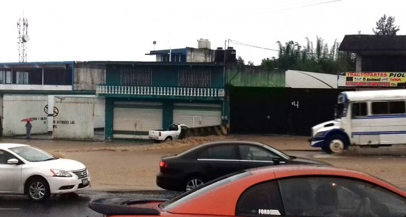 Largas filas de autos se formaron sobre la carretera Xalapa- Banderilla a la altura de El Gallito debido a los escurimietos de agua que provocan las fuertes lluvias de estos últimos días, tome sus precauciones. 
