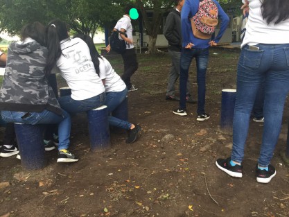 En Paso del Macho, Ver., unos 50 alumnos del segundo semestre del Cbtis 102 amenazan con tomar las instalaciones si no se les cobra menos en los exámenes de regularización, pues les han estado cobrando 350 pesos por materia, mientras que al resto de alumnos de otros semestres les cobran 150 pesos.                        