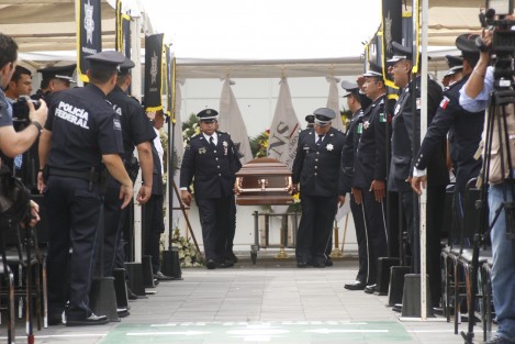 El comisario de la PFP, Camilo Juan Castagné, fue despido por sus compañeros en la base de esta corporación. El gobernador Miguel Ángel Yunes Linares asistió a la ceremonia.