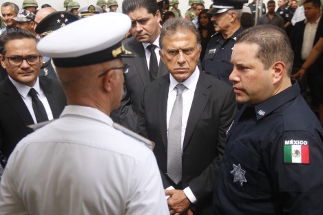 El comisario de la PFP, Camilo Juan Castagné, fue despido por sus compañeros en la base de esta corporación. El gobernador Miguel Ángel Yunes Linares asistió a la ceremonia.