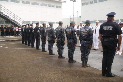 El comisario de la PFP, Camilo Juan Castagné, fue despido por sus compañeros en la base de esta corporación. El gobernador Miguel Ángel Yunes Linares asistió a la ceremonia.