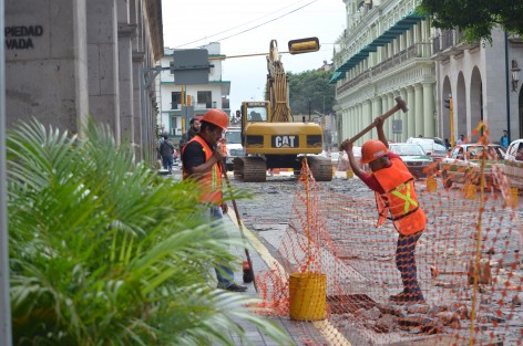 Tal y como se había anunciado, este lunes muy temprano iniciaron los trabajos de reconstrucción integral de la calle Juan de la Luz Enríquez, entre Doctor Rafael Lucio y Francisco Javier Clavijero, en la Zona Centro.
