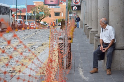 La maquinaria comenzó a trabajar en los dos carriles pegados a Palacio Municipal, y se mantienen abiertos a la circulación vehicular dos carriles desde la calle Lucio. 