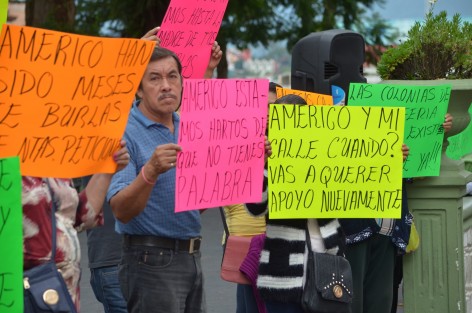 Habitantes de la colonia 21 de Marzo se manifestaron frenta a Palacio Municipal de Xalapa en protesta por la obra en la avenida Enríquez, mientras en su colonia hay muchas calles sin pavimentación.