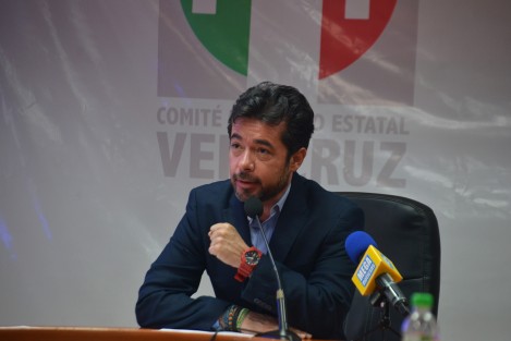 El vocero del PRI, Marco Antonio del Ángel, exigió al gobernador que cumpla su promesa de campaña de terminar con la delincuencia en seis meses, además de criticar el hecho de que él quiera hacer todas las funciones: de policía, fiscal y gobernador.