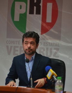 El vocero del PRI, Marco Antonio del Ángel, exigió al gobernador que cumpla su promesa de campaña de terminar con la delincuencia en seis meses, además de criticar el hecho de que él quiera hacer todas las funciones: de policía, fiscal y gobernador.
