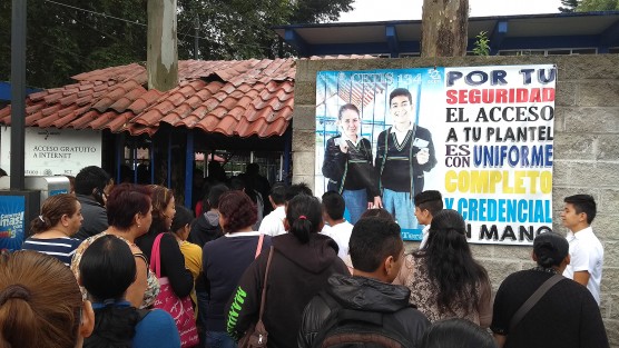 Estudiantes por egresar de escuelas secundarias que aspiran a ingresar a cursar su bachillerato en el CETyS y CBTIS, presentaron este lunes su examen para ingreso. Los bachilleratos de los otros  sistema aplicarán el examen el 13 de julio. 