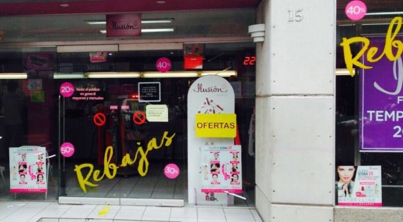 Bajón de lencería en pleno centro de Xalapa, cuando un individuo armado entró a asaltar un comercio de ropa para mujer en la Avenida Manuel Ávila Camacho. 