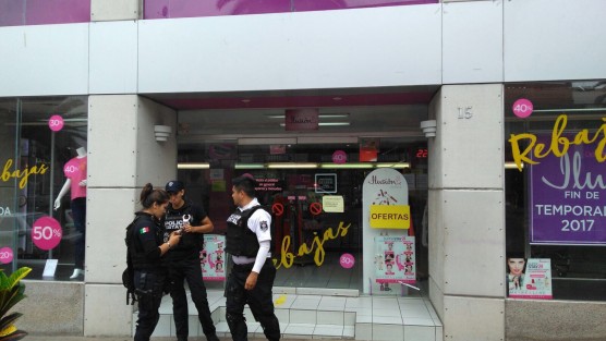 Como en otros asaltos, los policías llegaron a tomar nota de lo sucedido, pues el hampón huyó sin ser detenido. Afortunadamente nadie resultó herido. 