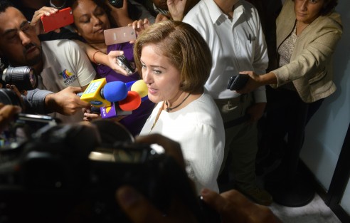 Al abandonar la sesión donde se votaría su desafuero, Eva Cadena declaró que continuará defendiéndose, ya que es inocente. 