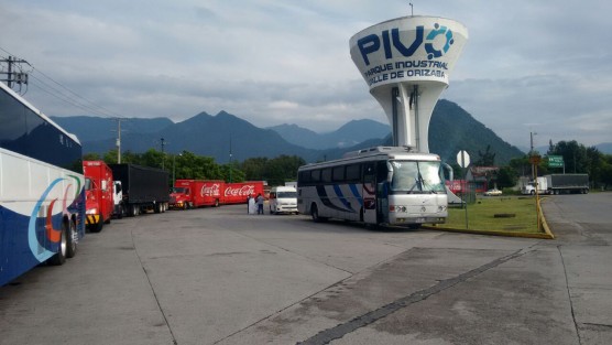 Integrantes de Amotac de la zona Orizaba-Camerino Z. Mendoza, realizan marcha lenta saliendo del Pico hacia Balastrera en apoyo al movimiento que se está desarrollando a nivel nacional, con esta movimiento piden se retire el full de manera definitiva, además de que se apliquen las leyes por igual.