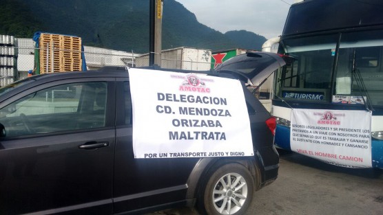 Integrantes de Amotac de la zona Orizaba-Camerino Z. Mendoza, realizan marcha lenta saliendo del Pico hacia Balastrera en apoyo al movimiento que se está desarrollando a nivel nacional, con esta movimiento piden se retire el full de manera definitiva, además de que se apliquen las leyes por igual.