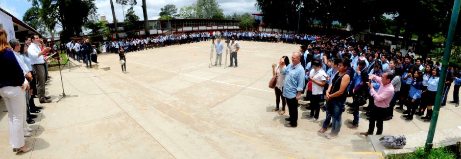 Al hacer entrega de más de 1.2 millones de pesos en obras de mejoramiento de la Primaria Bismark Ánimas Hernández y la Escuela de Bachilleres Artículo 3°, el alcalde Américo Zúñiga Martínez señaló que el Ayuntamiento de Xalapa, a pesar de no tener una responsabilidad directa en la materia, tenemos un compromiso con la educación, mismo que se ha reflejado en una inversión histórica para el mejoramiento de los planteles escolares.
