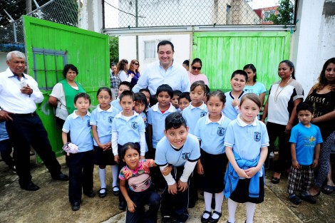 Al hacer entrega de más de 1.2 millones de pesos en obras de mejoramiento de la Primaria Bismark Ánimas Hernández y la Escuela de Bachilleres Artículo 3°, el alcalde Américo Zúñiga Martínez señaló que el Ayuntamiento de Xalapa, a pesar de no tener una responsabilidad directa en la materia, tenemos un compromiso con la educación, mismo que se ha reflejado en una inversión histórica para el mejoramiento de los planteles escolares.
