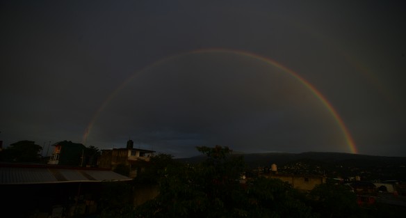 Un arcoiris doble cubrió el cielo de Xalapa la mañana de este miércoles.  