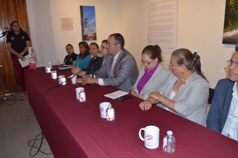 Empresarias en Red dio hoy inicio a reuniones con mujeres emprendedoras con la finalidad de ayudar a difundir y dar a conocer su trabajo, también ofrecen ayuda financiera y mercadeo para que logren crecer sus posibilidades como nuevas empresarias. La diputada Tanya Carola Viveros, así como autoridades de gobierno, inauguraron los trabajos y brindaron su apoyo.