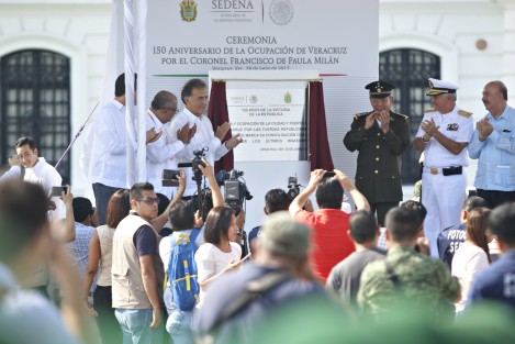 En completa calma se realizó el desfile cívico-militar para conmemorar el 150 aniversario del retiro de las tropas francesas de la ciudad de Veracruz.