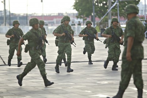 Por parte del contingente de la SEDENA, participaron aeronaves, vehículos todoterreno y elementos de infantería. 