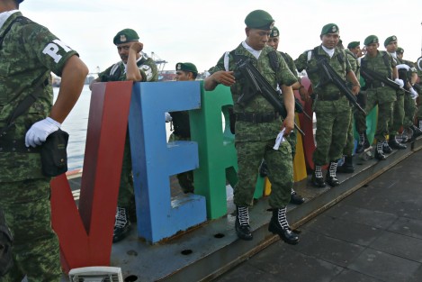 Por parte del contingente de la SEDENA, participaron aeronaves, vehículos todoterreno y elementos de infantería. 