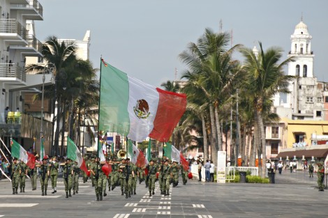 Por parte del contingente de la SEDENA, participaron aeronaves, vehículos todoterreno y elementos de infantería. 