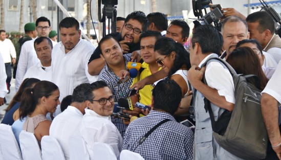 El fiscal del Estado, Jorge Winckler, se negó a responder a los cuestionamientos de los medios sobre lo declarado por Javier Duarte de haber viajado a Guatemala haciendo uso de recursos públlicos. Evasivo como en otras ocasiones se limitó a decir <em> al rato, al rato, al rato</em>.