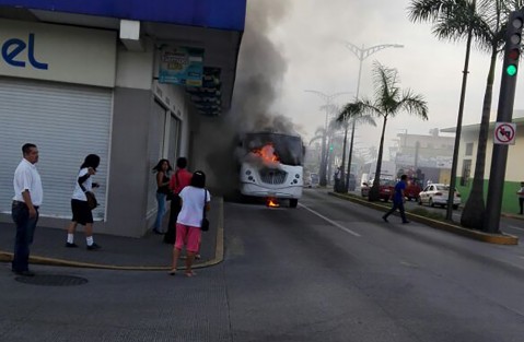  Momentos de pánico y expectación ocasionó el incendio del motor de un autobús de la línea Plateados en la ciudad de Córdoba. Los hechos se registraron esta mañana cuando, el autobús se encontraba en la avenida 11, entre calle 9 y 11 de la colonia Centro, ya que subían pasajeros, cuando el motor empezó a sacar humo, para luego arder en llamas. 