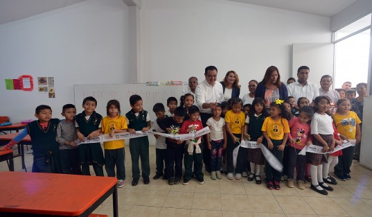 El alcalde Américo Zúñiga, en compañía de alumnos y maestros  de la escuela <em>Benito Juárez</em>,  así como de autoridades del ayuntamiento, cortaron el listón inaugural de dos aulas parta dicha escuela.