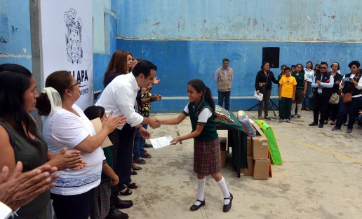 Además también realizó la entrega de material didáctico para esta institución, así como entrega de reconocimientos a alumnos destacados y profesores de esta escuela. 