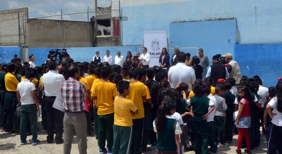 El alcalde Américo Zúñiga, en compañía de alumnos y maestros  de la escuela <em>Benito Juárez</em>,  así como de autoridades del ayuntamiento, cortaron el listón inaugural de dos aulas parta dicha escuela.