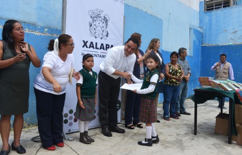El alcalde Américo Zúñiga, en compañía de alumnos y maestros  de la escuela <em>Benito Juárez</em>,  así como de autoridades del ayuntamiento, cortaron el listón inaugural de dos aulas parta dicha escuela. Además también realizó la entrega de material didáctico para esta institución, así como entrega de reconocimientos a alumnos destacados y profesores de esta escuela.