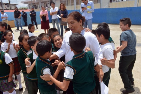 Además también realizó la entrega de material didáctico para esta institución, así como entrega de reconocimientos a alumnos destacados y profesores de esta escuela. 