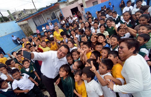 Además también realizó la entrega de material didáctico para esta institución, así como entrega de reconocimientos a alumnos destacados y profesores de esta escuela. 