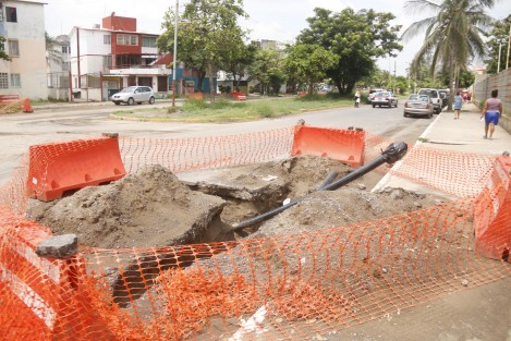 Después de que en la ciudad de Veracruz un motociclista cayera en una de las alcantarillas sin tapa, los trabajadores del Grupo MAS iniciaron el día de hoy la colocación de las mismas en el Infonavit Chivería. Los vecinos acusan que en reiteradas ocasiones realizaron esta solicitud, sin embargo, fueron ignorados. 