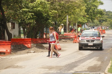 Después de que un motociclista cayera en una de las alcantarillas sin tapa, los trabajadores del Grupo MAS iniciaron el día de hoy la colocación de las mismas en el infonavit Chivería. Los vecinos acusan que en reiteradas ocasiones realizaron esta solicitud sin embargo, fueron ignorados. 